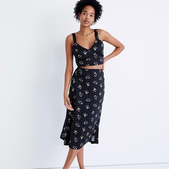 Button-Wrap Crop Tank in Marseille Daisies - Picture 2 of 9